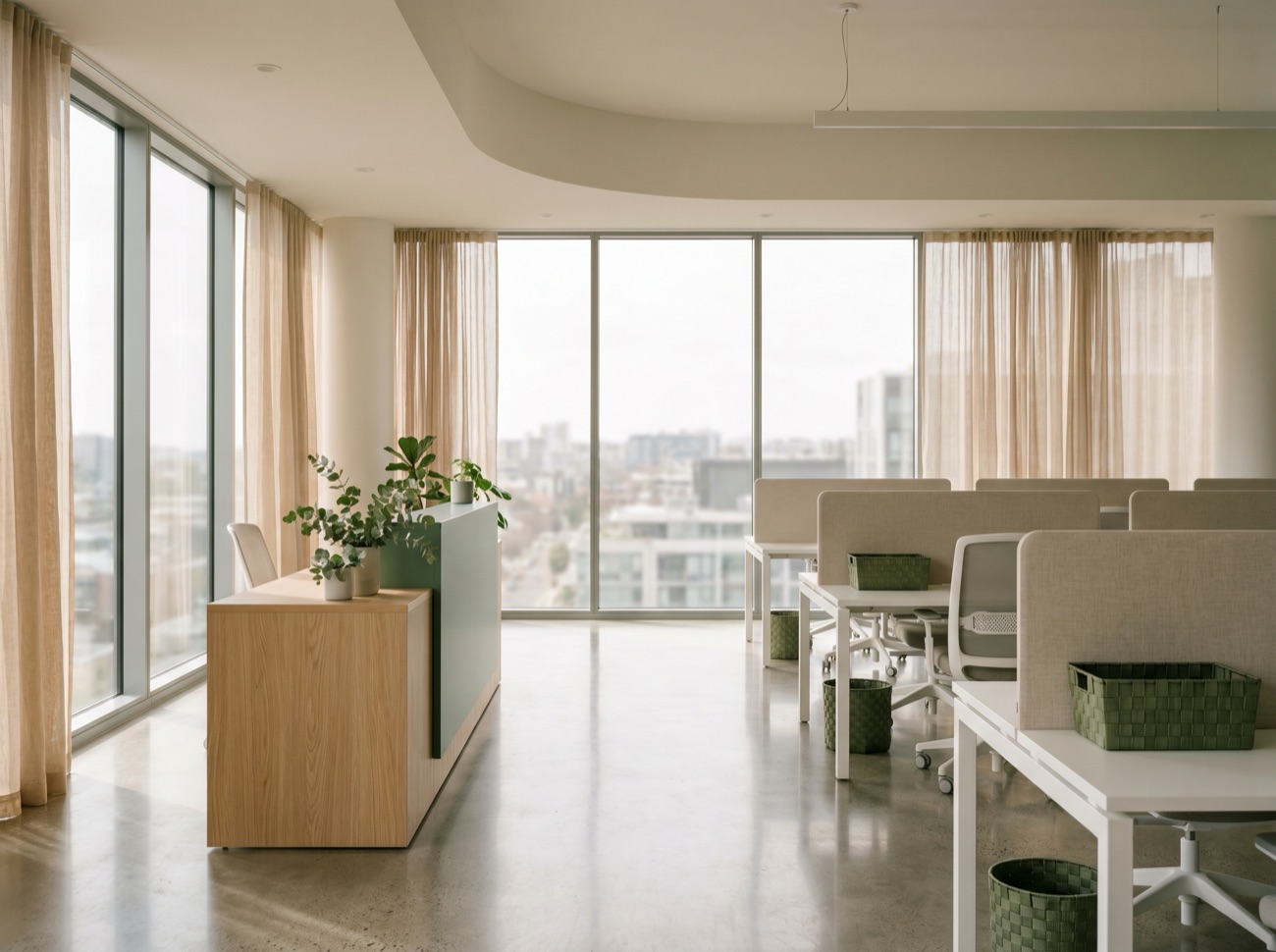 Ufficio moderno pulito e ordinato con luce naturale
